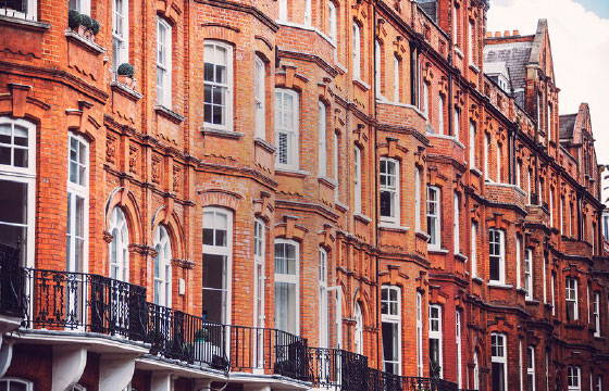 Typisch englische Häuserfront aus rotem Backstein