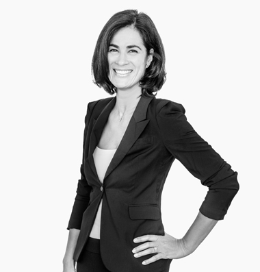 GET | Team Anne Derussy Frau in schwarzem Blazer lächelt in die Kamera