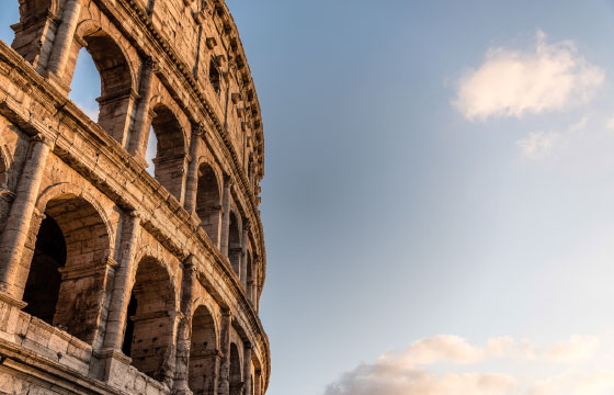 Teil der Front des Kolosseums in Rom vor blauem Himmel