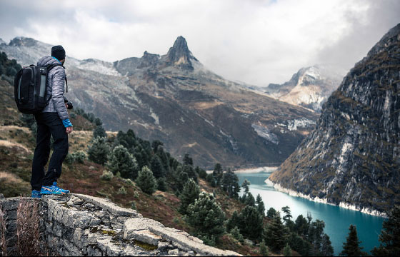 Wanderer vor einem Bergpanorama mit tiefblauem See