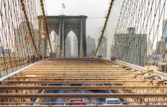 Blick auf Pfeiler und Gestänge der New Yorker Brooklyn Bridge