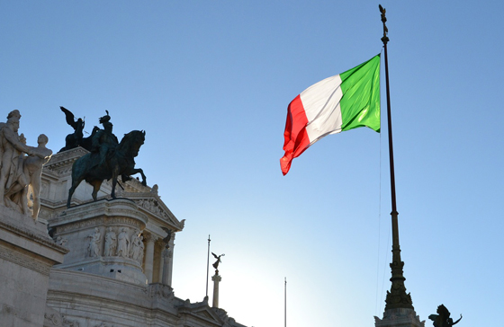 Italienflagge vor imposantem Reiterdenkmal