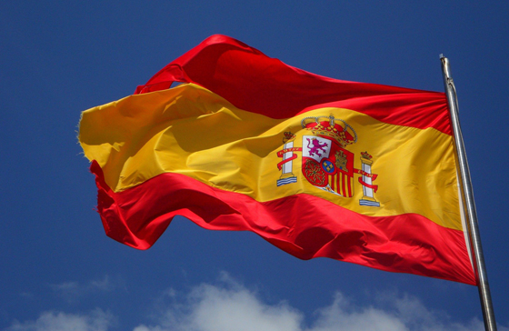 Spanienflagge vor blauem Himmel