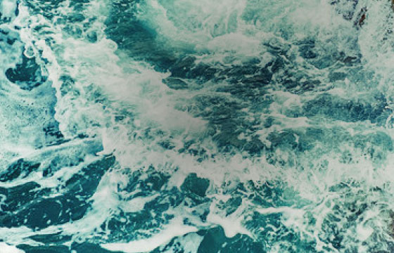 Tiefblaue, schäumende Wellen