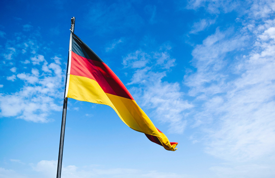 Deutschlandflagge vor blauem Himmel